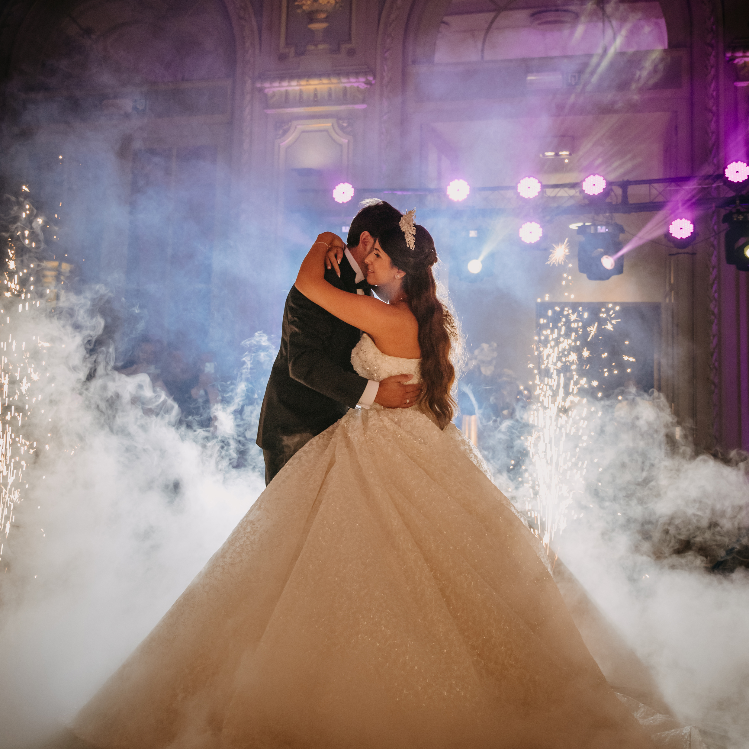 Un service professionnel d'étincelles et de fumée lourde pour rendre vos mariages et événements encore plus spectaculaires